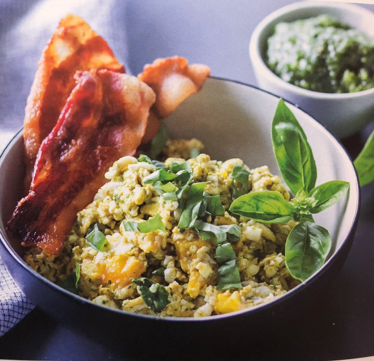Ovo mexido com molho de Pesto